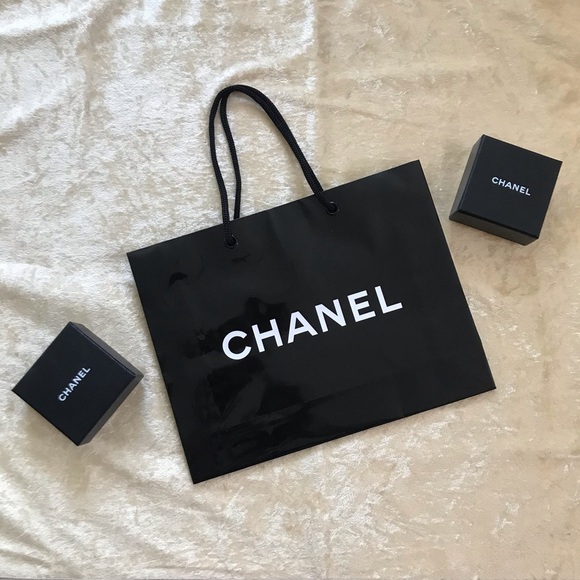Authentic Chanel shopping bag - Picture 1 of 6